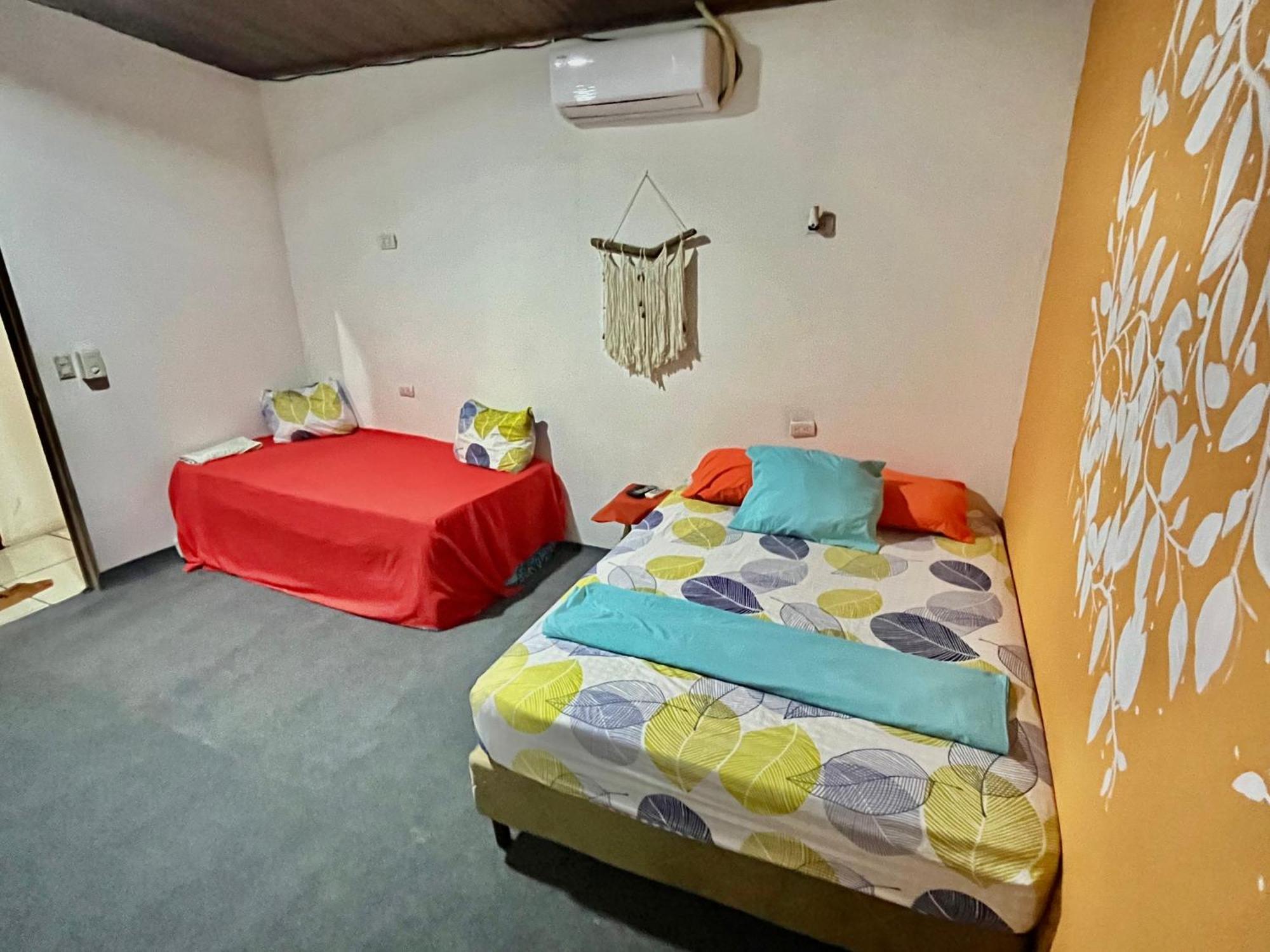 Cheap Hostel Quepos Bagian luar foto