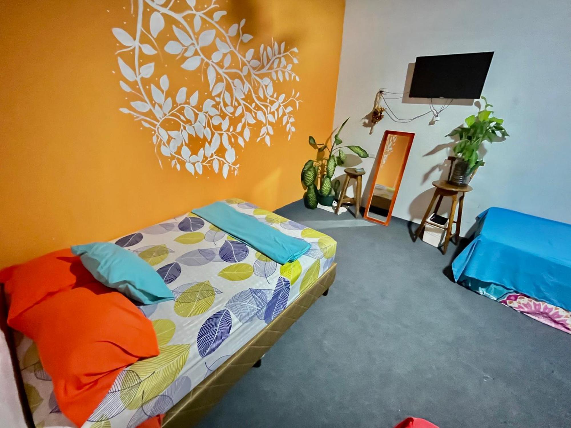 Cheap Hostel Quepos Bagian luar foto