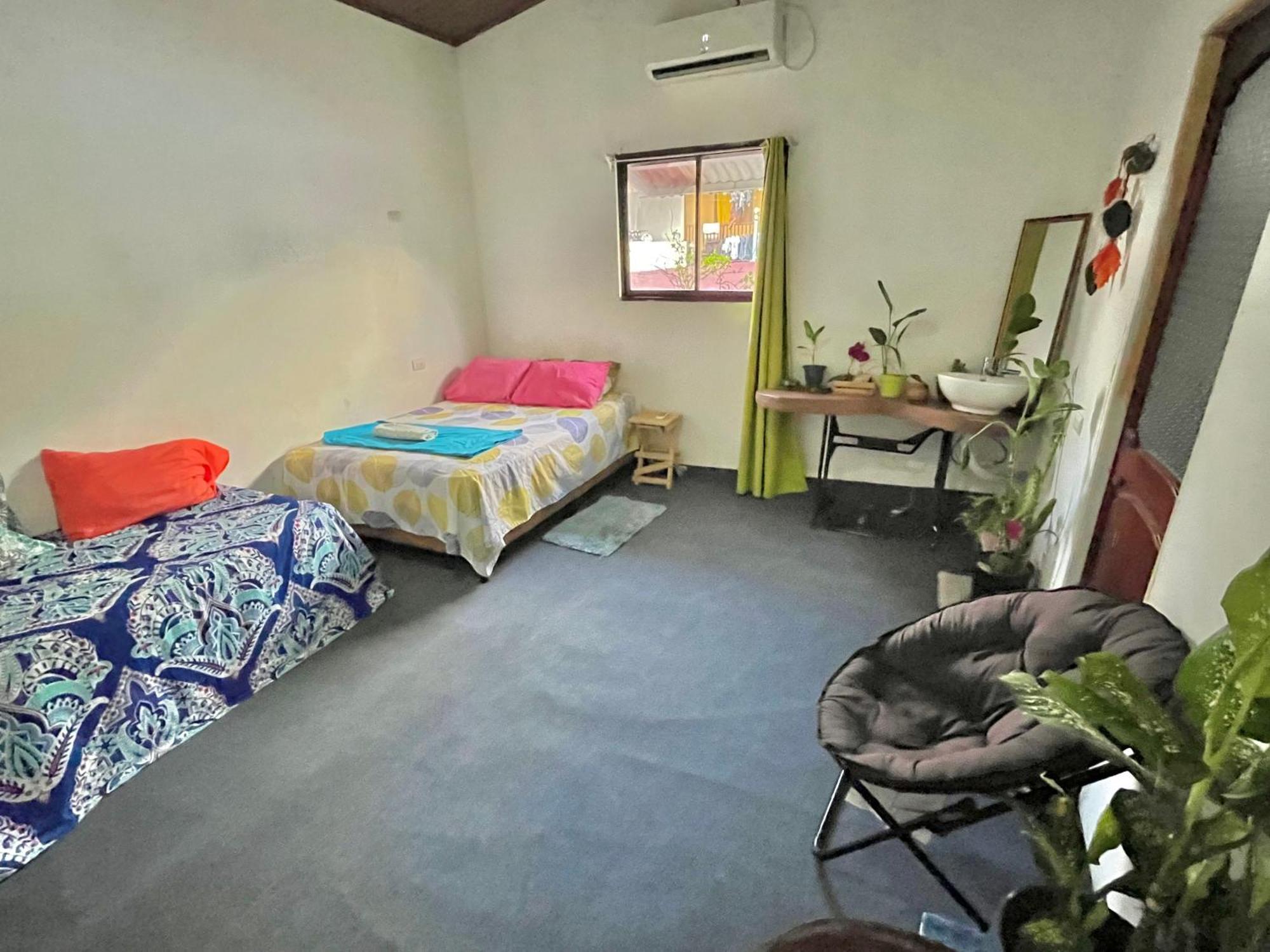 Cheap Hostel Quepos Bagian luar foto