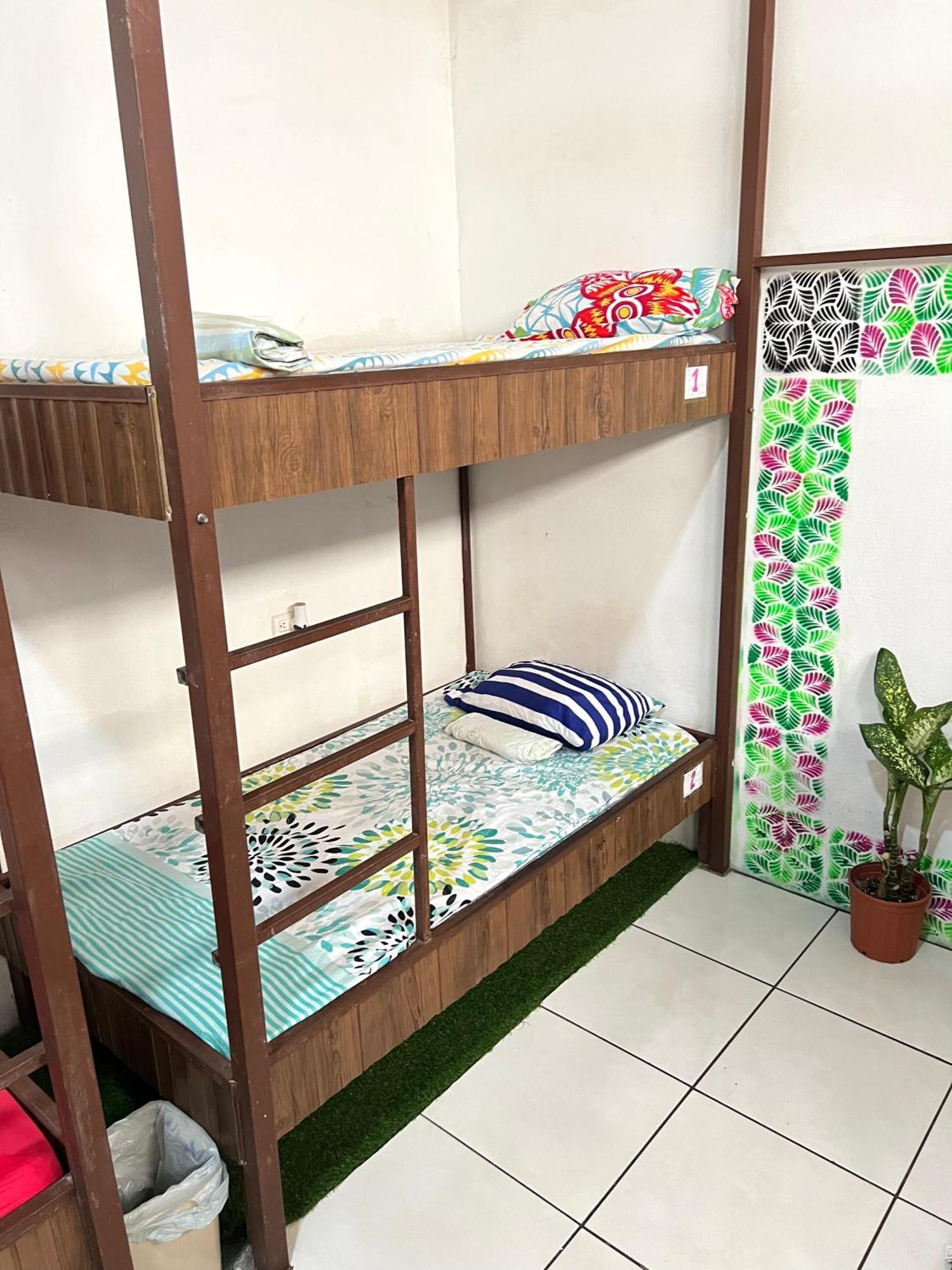 Cheap Hostel Quepos Bagian luar foto