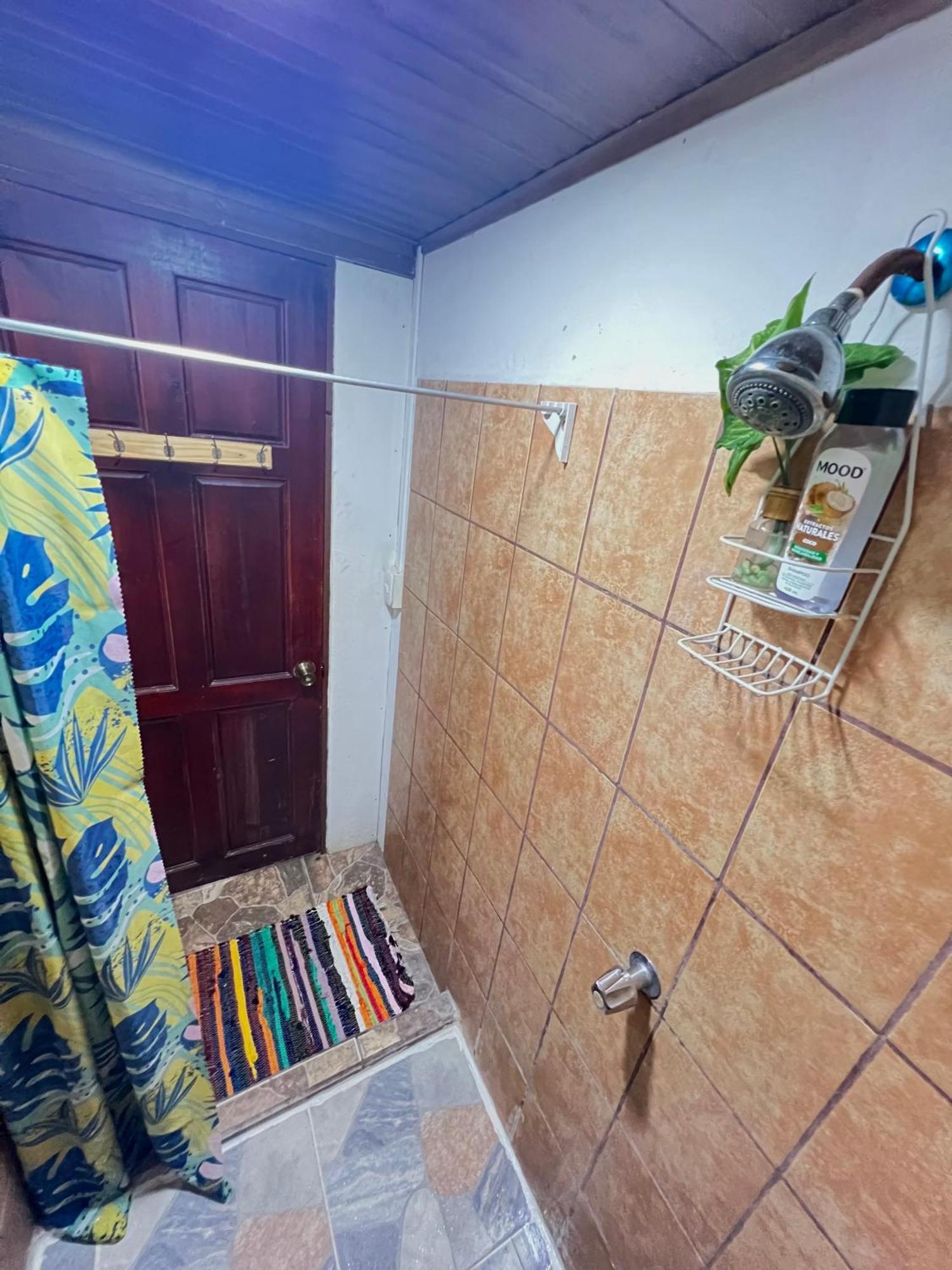 Cheap Hostel Quepos Bagian luar foto