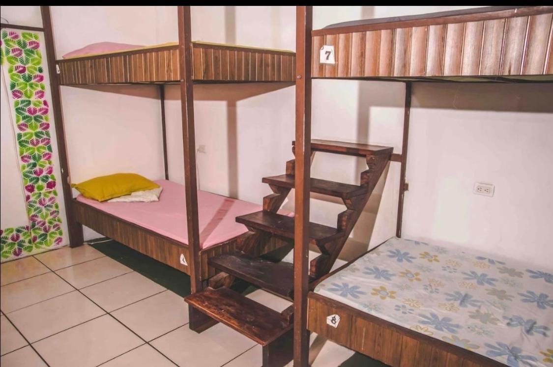 Cheap Hostel Quepos Bagian luar foto