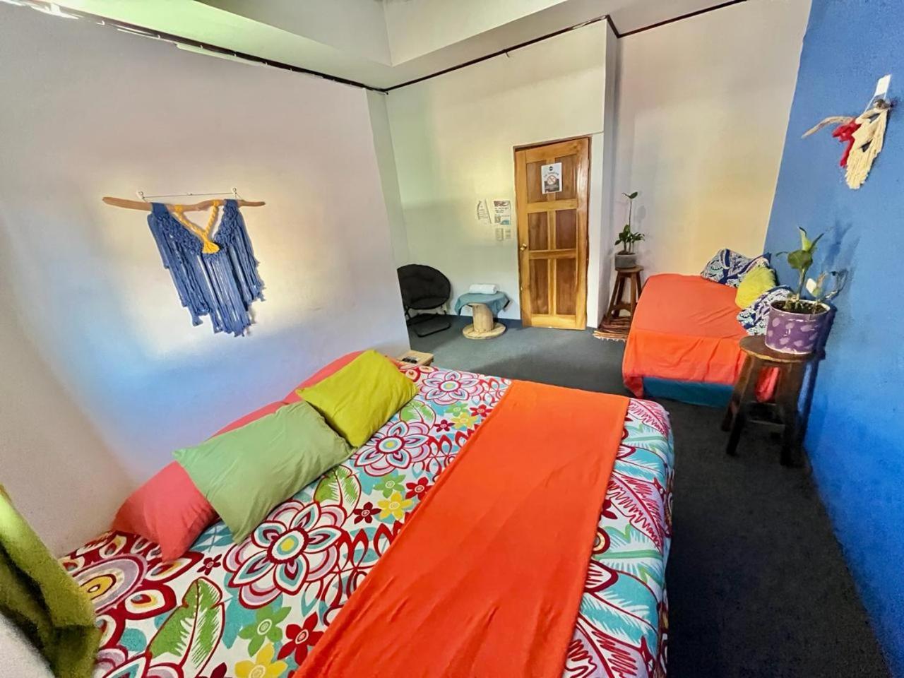 Cheap Hostel Quepos Bagian luar foto