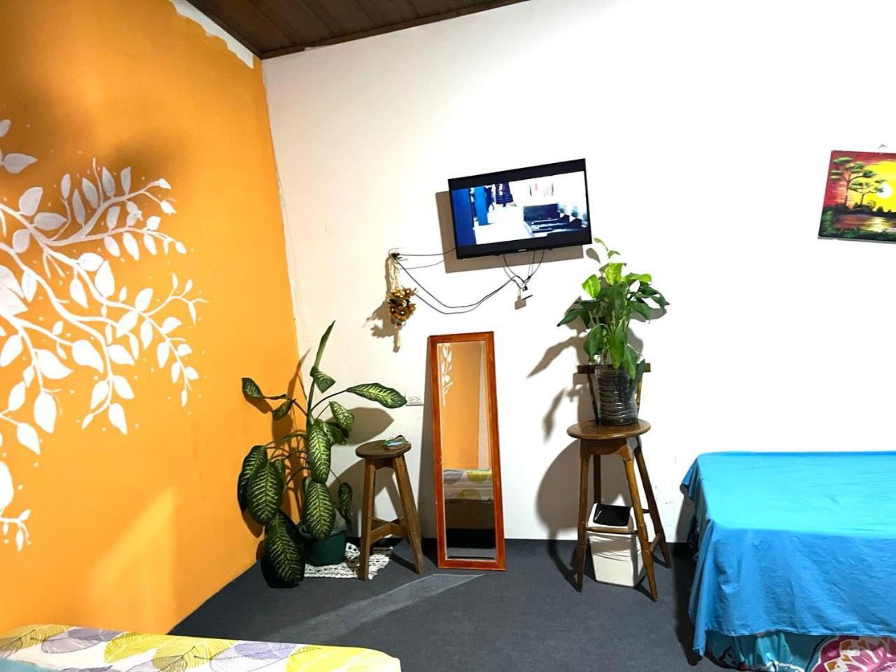 Cheap Hostel Quepos Bagian luar foto