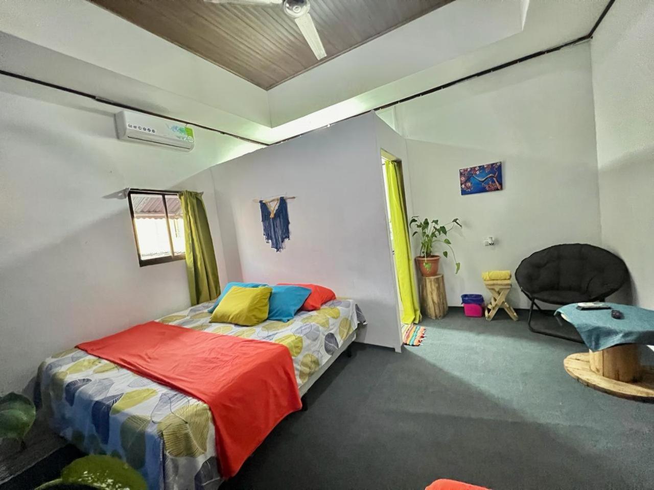 Cheap Hostel Quepos Bagian luar foto