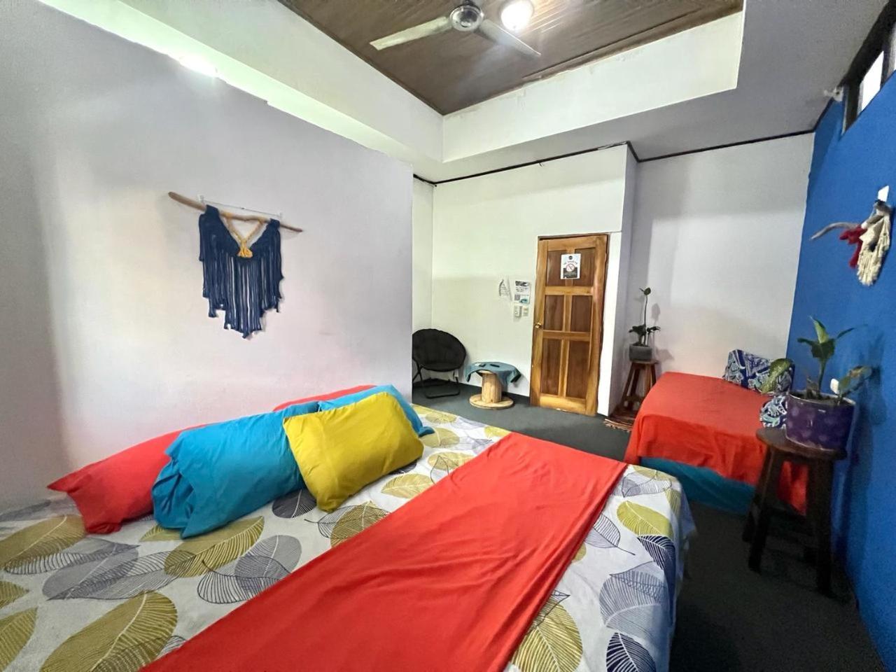 Cheap Hostel Quepos Bagian luar foto