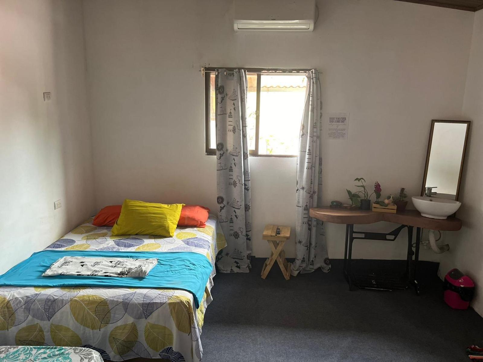 Cheap Hostel Quepos Bagian luar foto