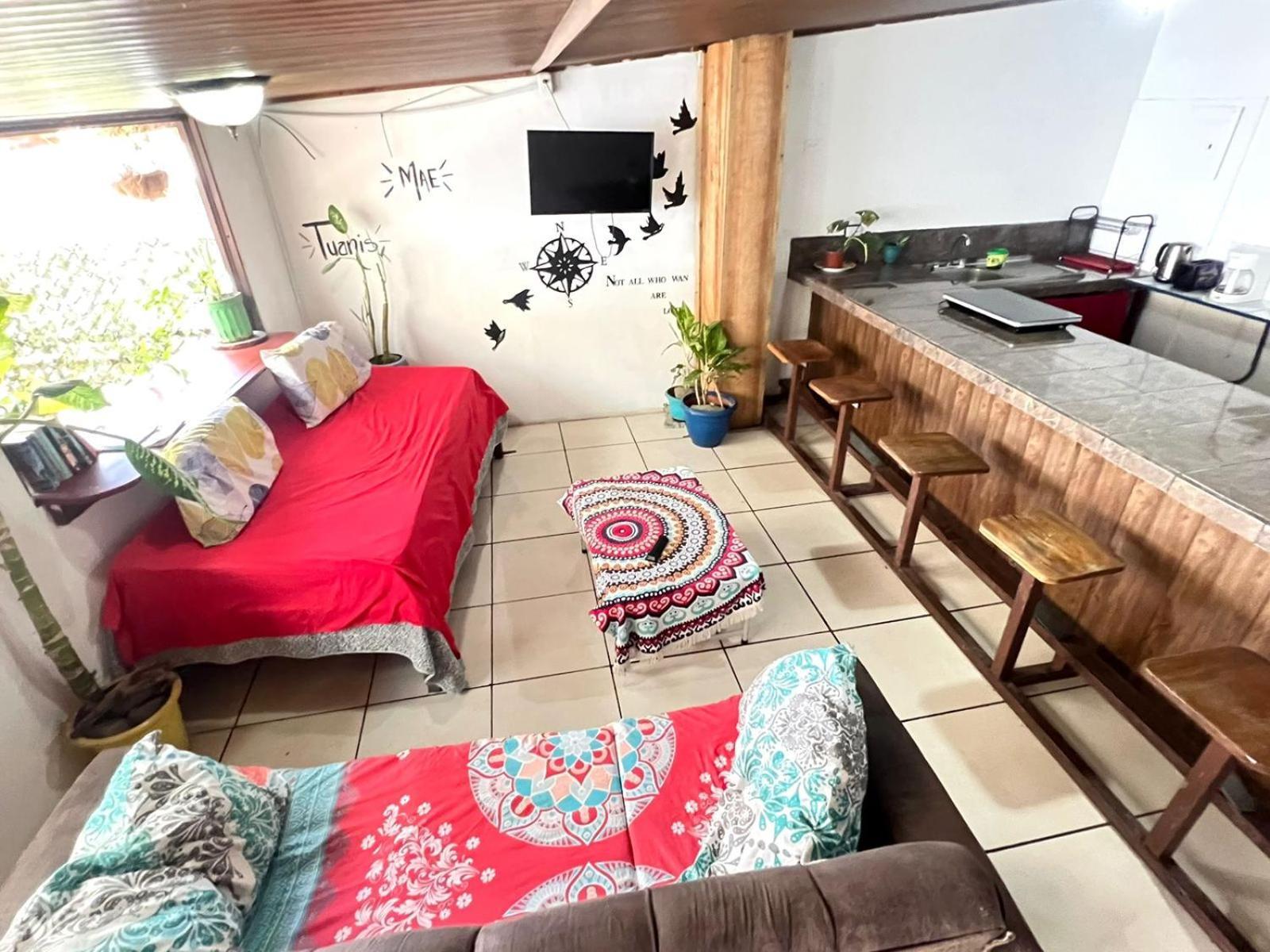 Cheap Hostel Quepos Bagian luar foto