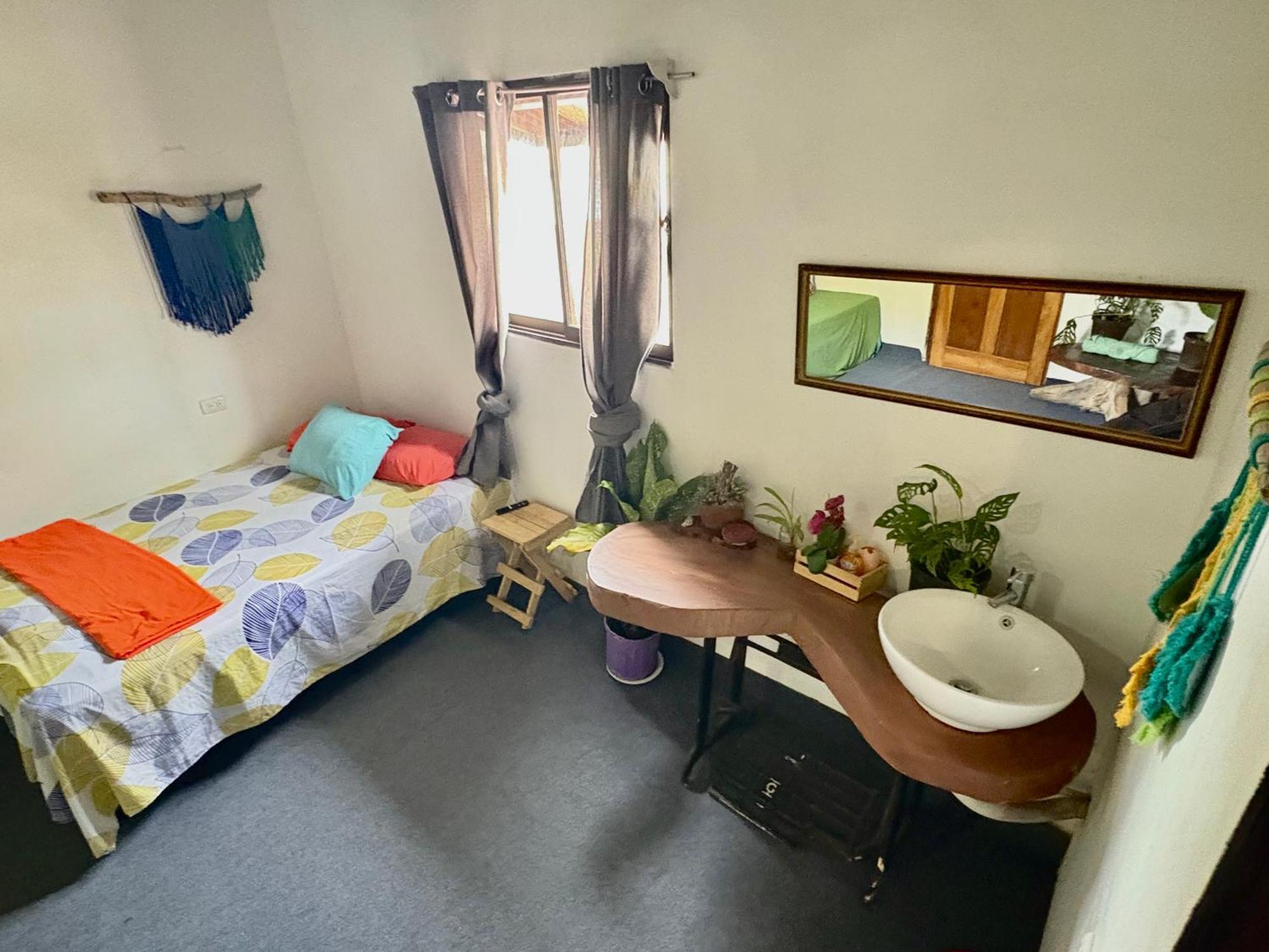 Cheap Hostel Quepos Bagian luar foto