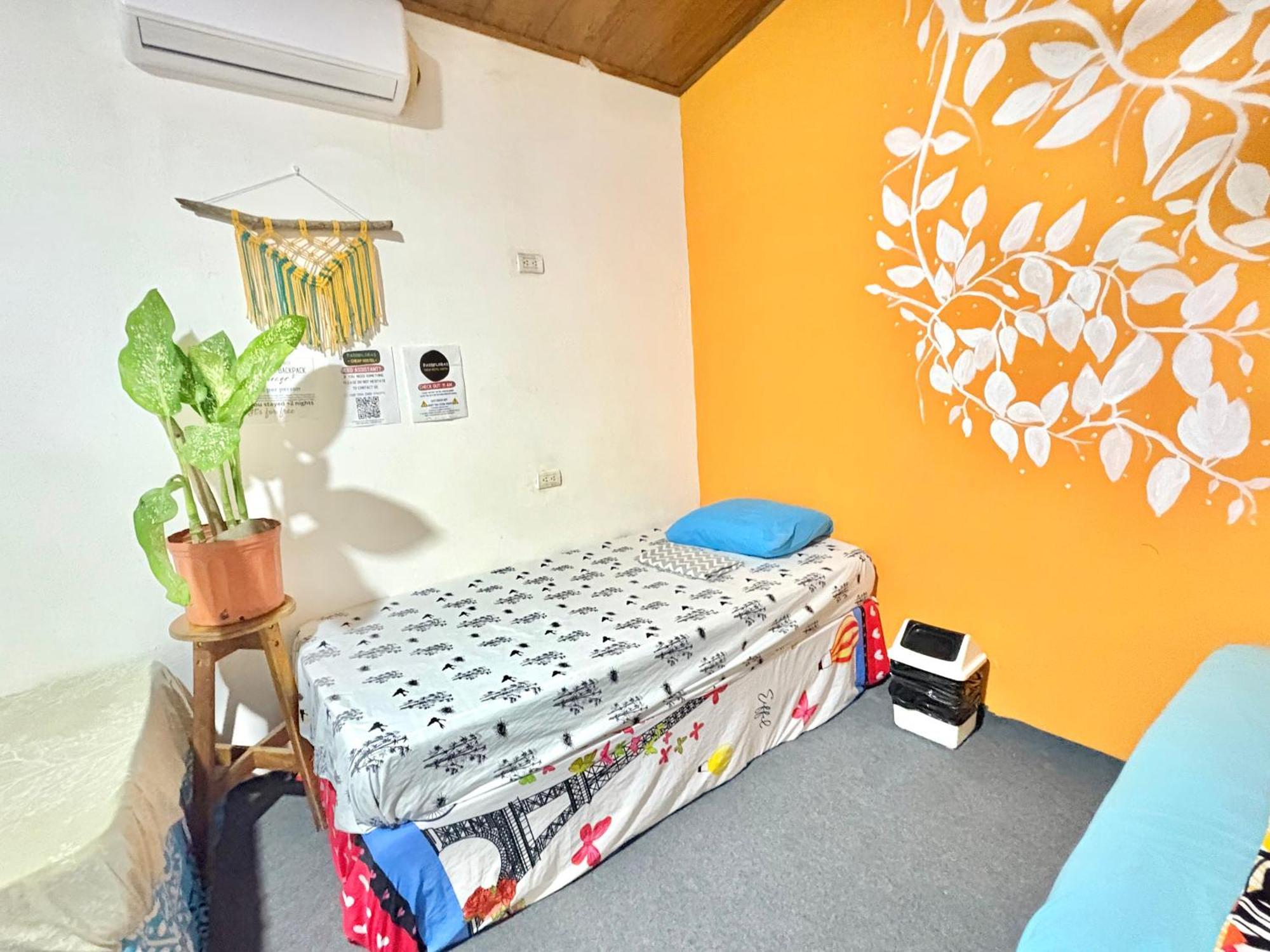Cheap Hostel Quepos Bagian luar foto
