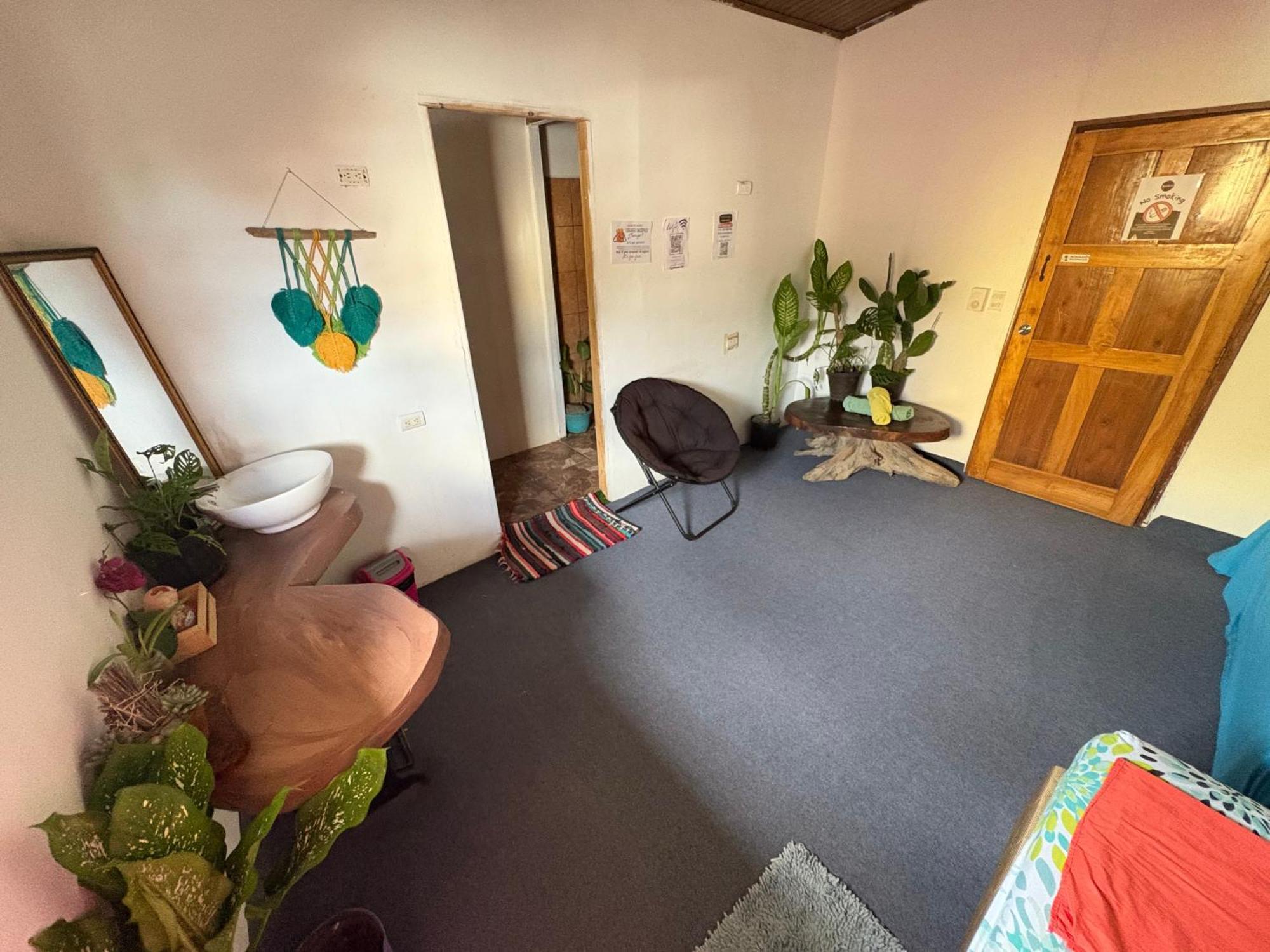 Cheap Hostel Quepos Bagian luar foto