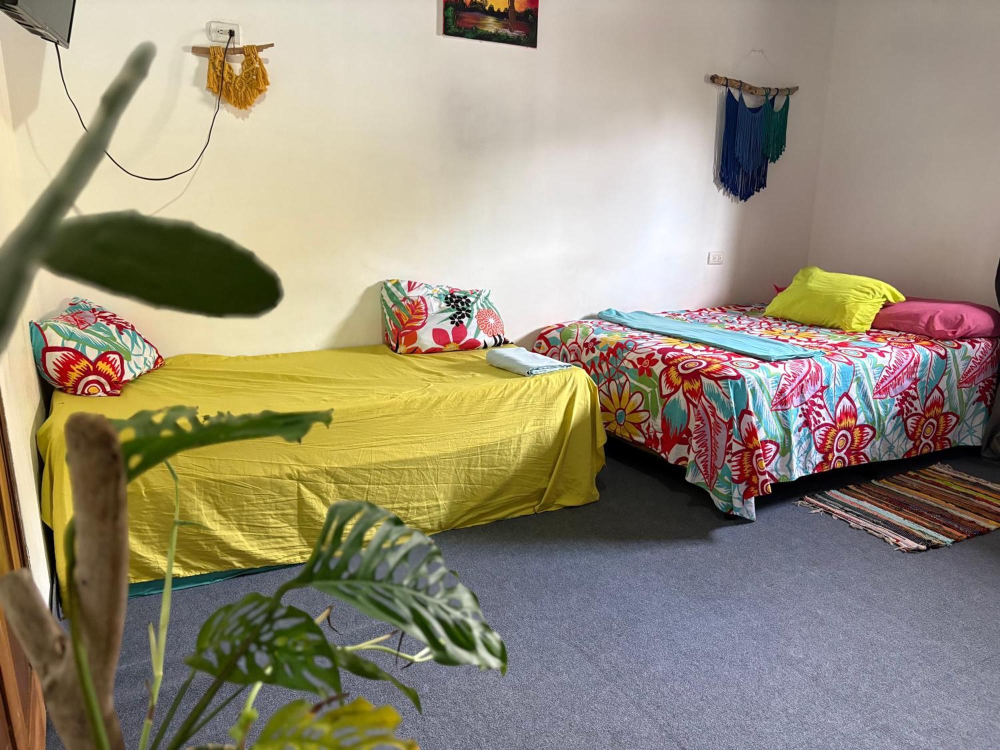 Cheap Hostel Quepos Bagian luar foto
