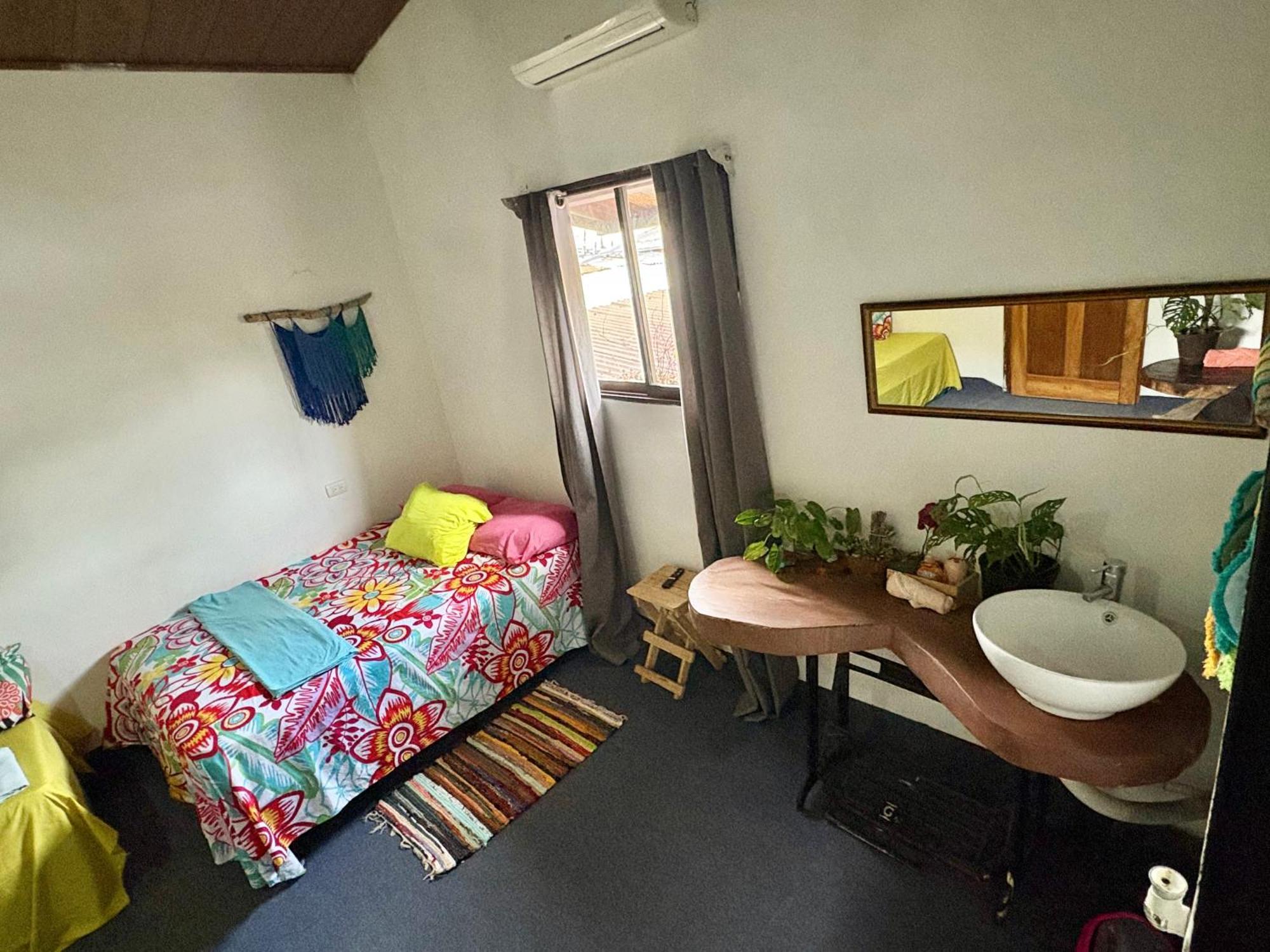Cheap Hostel Quepos Bagian luar foto