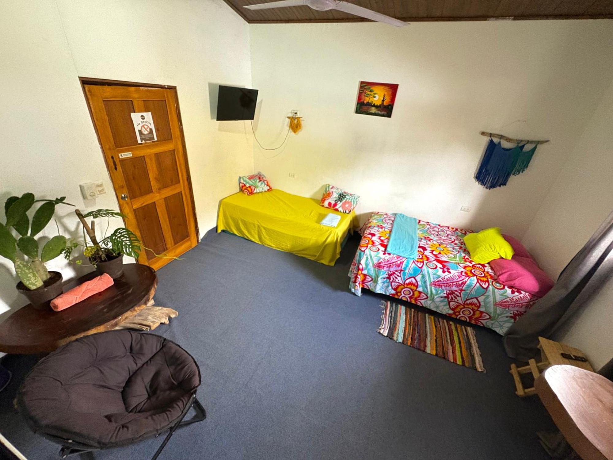 Cheap Hostel Quepos Bagian luar foto