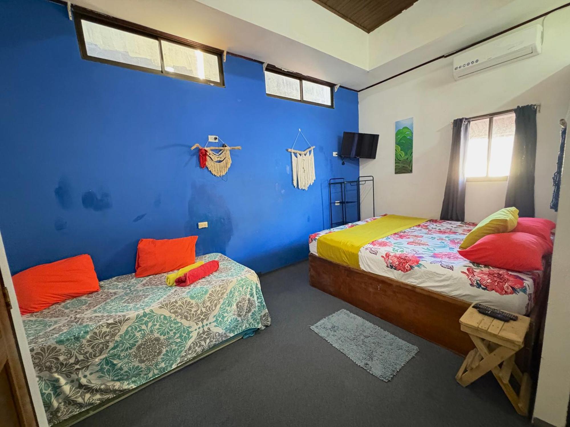Cheap Hostel Quepos Bagian luar foto