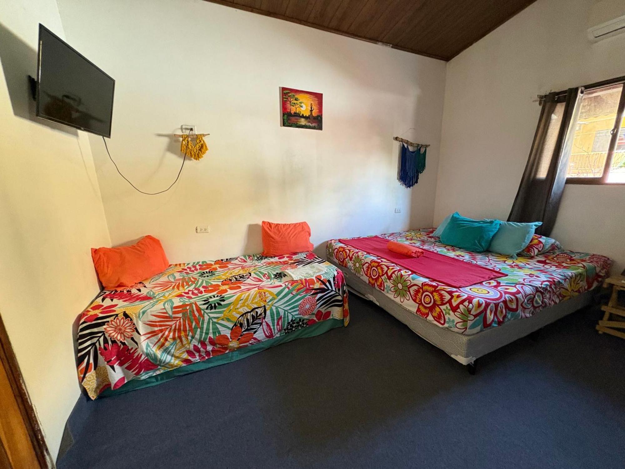 Cheap Hostel Quepos Bagian luar foto
